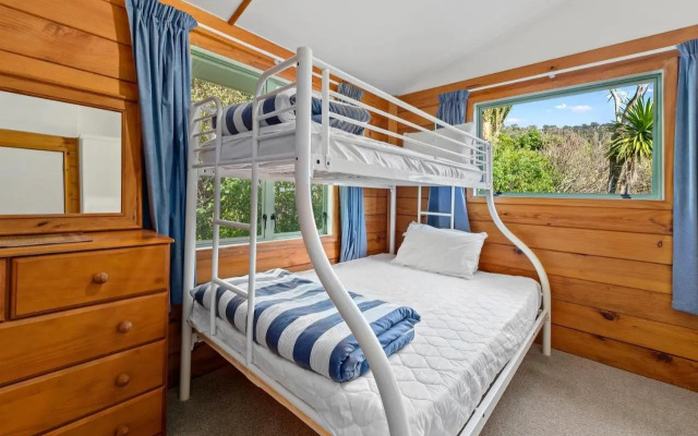 Seaview, Sun and Surf - Piha Holiday Home