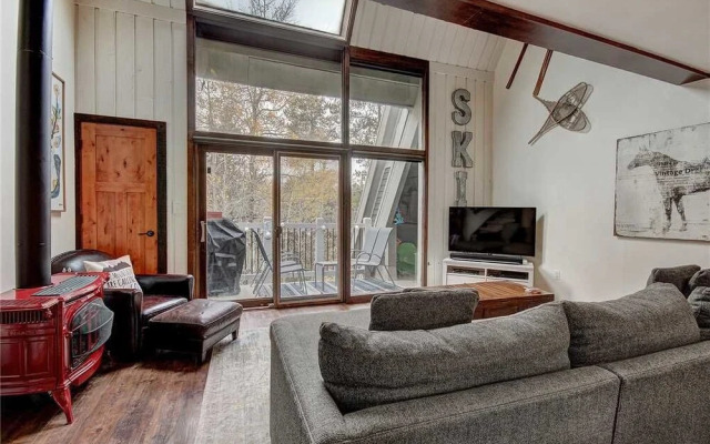 Invitingly Furnished 1 Bedroom - Miner's Candle 4