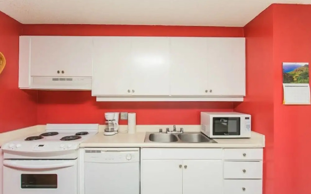 Discovery Bay One Bedroom Condos With Kitchen & Free Wifi!