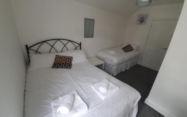LARGE HOUSE, sleeps 16! Private garden, Free parking!