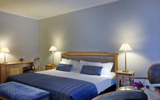 Royal Hotel Paris Champs Elysées