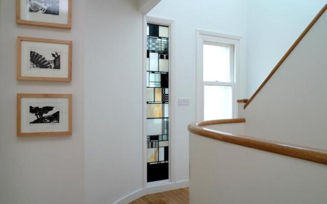 Stunning 5 bed house with private garden