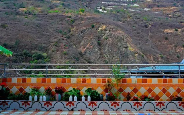 Luding Sihaiyijia Boutique Hotel (Luding Bridge)