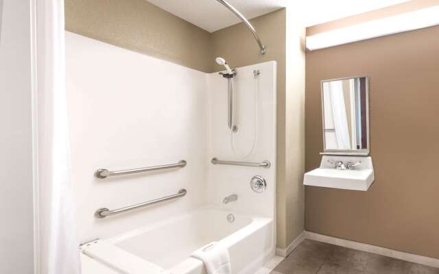 Microtel Inn & Suites by Wyndham Dickinson