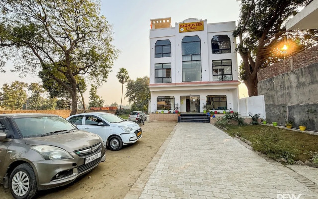 Raghuveer Sadan, Near Ram Mandir - 10 Min Walk
