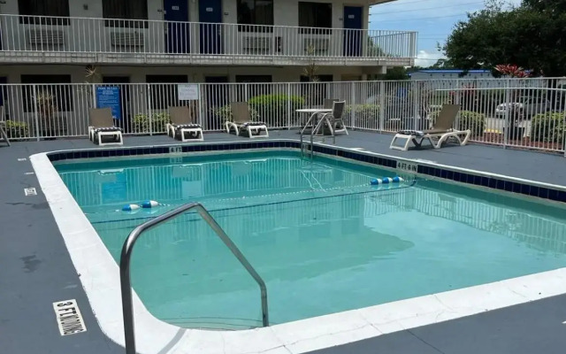 Motel 6 Lakeland, FL