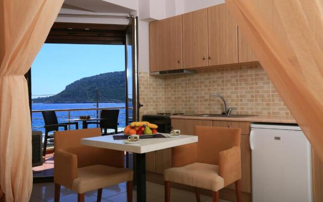 Faros Luxury Suites & Restaurant