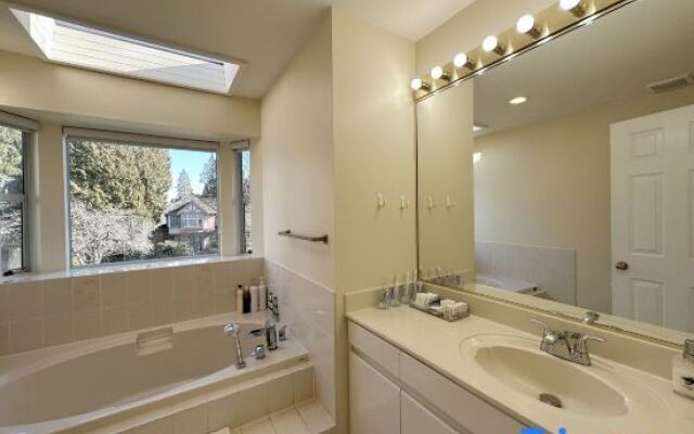Super Cosy 8B6B in Vancouver heart near to airport