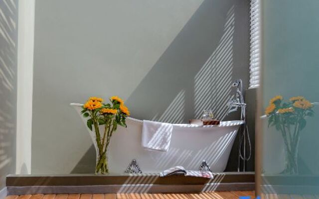 EARTHGAZE•STARSPANNG: 180-Degree Snow Mountain View Homestay (Lijiang Ancient Town Branch)