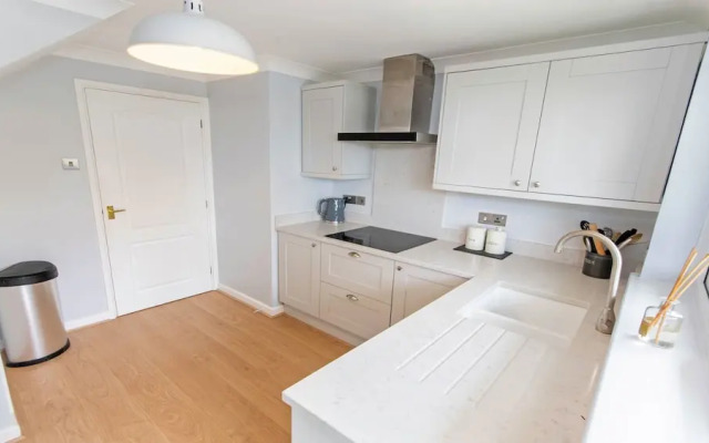 Oceanside Sleeps 6 Walk to Beach & Stylish