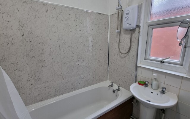 Spacious 4-bed House Great Location Coventry