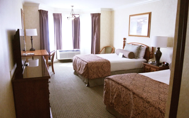 Cow Hollow Inn & Suites