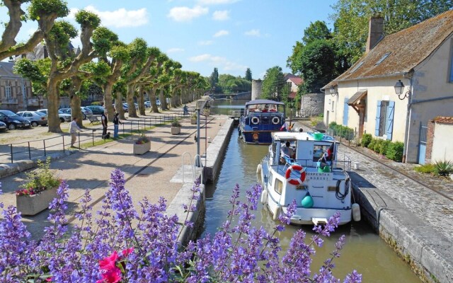 Studio in Montargis, with Wifi