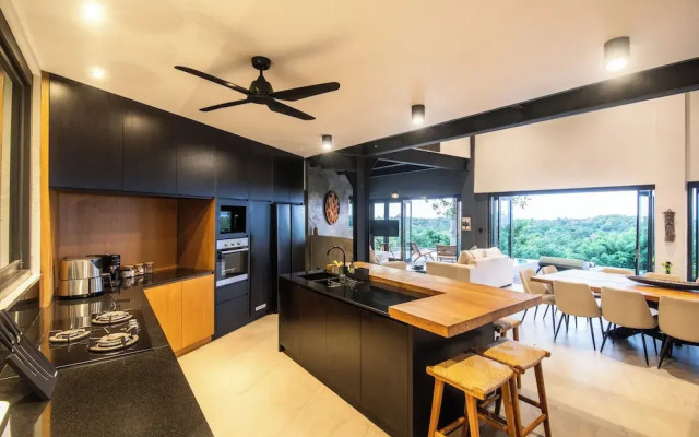 Luxurious 6BR Clifftop Villa, 5 Minutes to Bingin