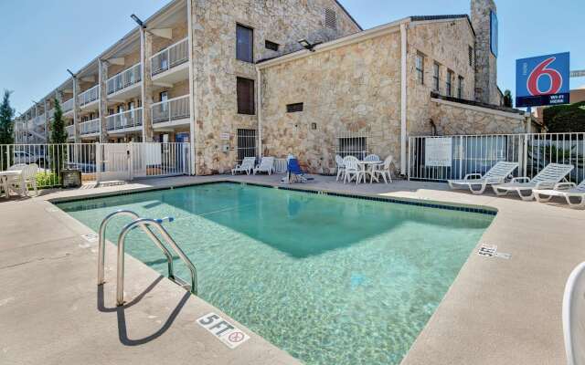 Motel 6 Dallas, TX - Forest Lane