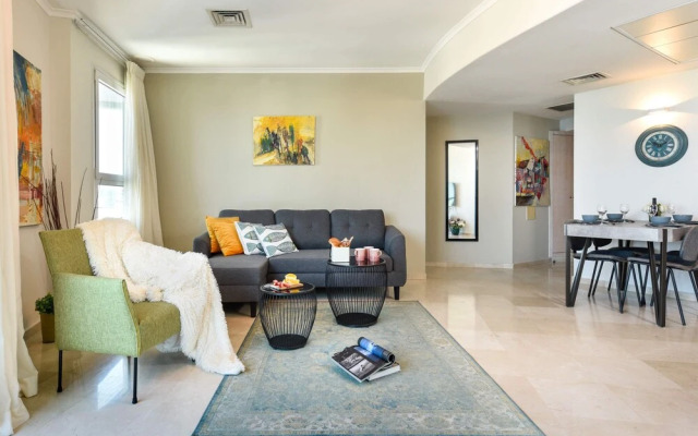 Beautiful w Balcony & Panoramic Sea View