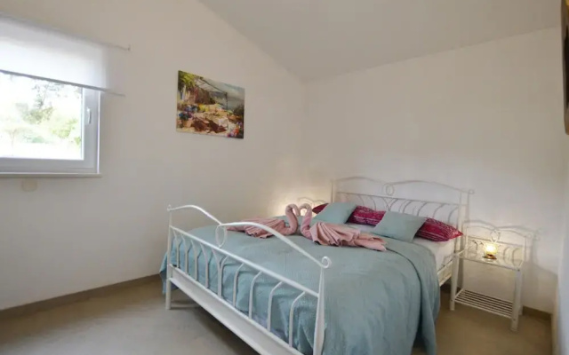 Golden and Green Acres Holiday Home With Pool and Sauna