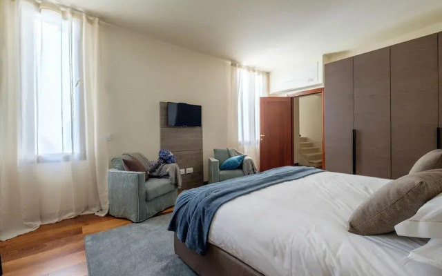 Venice Canal Palazzo Gracious and Modern 3 Bedroom Apartment