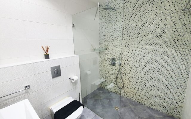 Design Apt Parking Included 2BDR TL16
