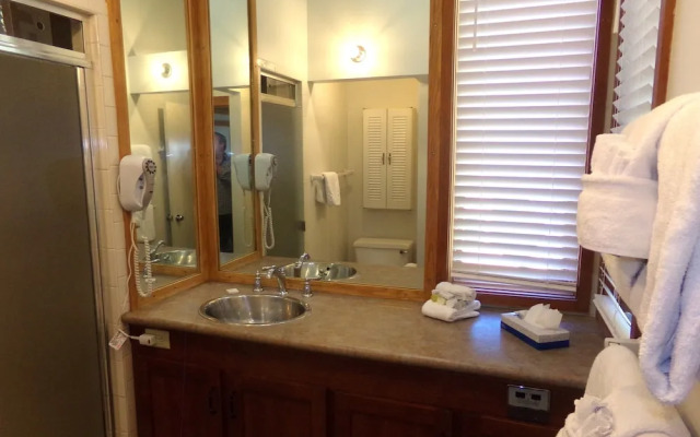 Tennis Townhome 2 Bed 2.5 Bath