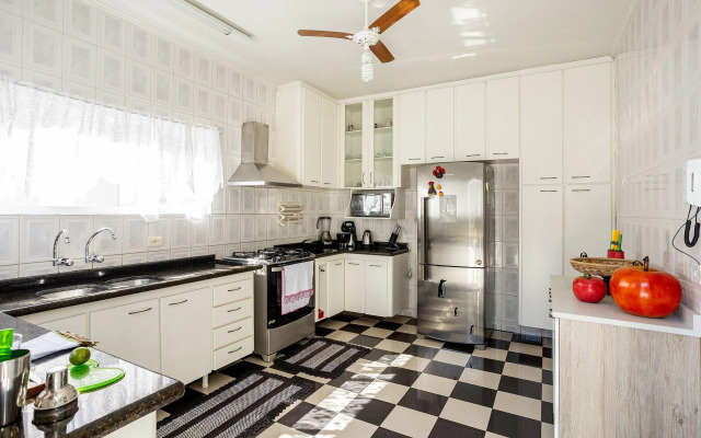 Casa com piscina e churrasqueira perto da praia