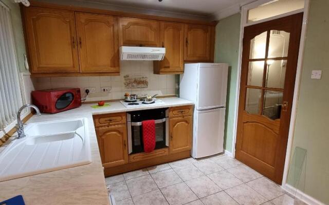 PREMIER - Whifflet Apartment