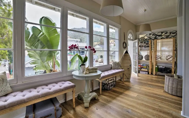 Charming Renovated Avalon Townhome, Walk to Beach!