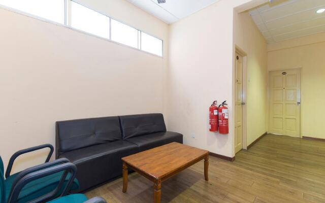 OYO 415 Straits Settlement Inn