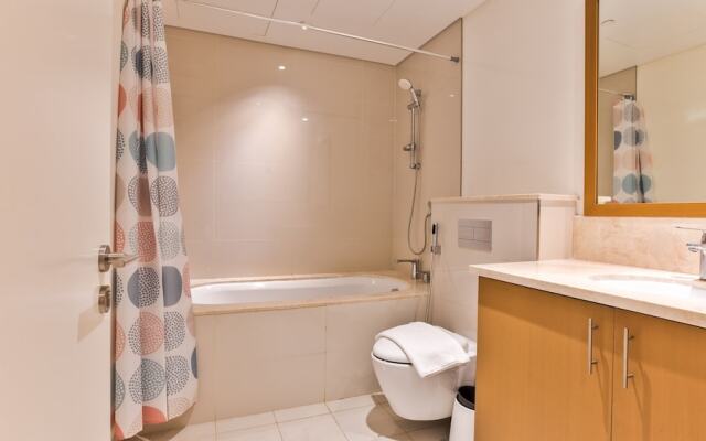 Luxury StayCation - Huge 2 Bedroom Lav