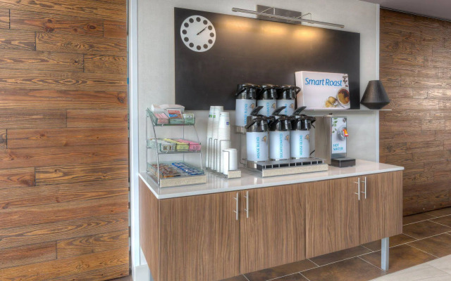Holiday Inn Express & Suites Tulsa Midtown by IHG