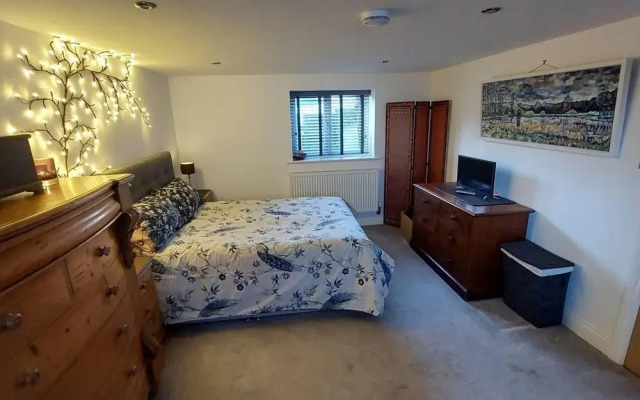 1 Bed Flat - Sleeps 4 - Garden - Parking - Wifi