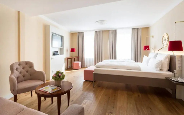 EMICHS Hotel