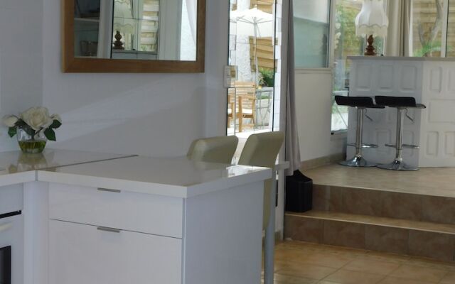 Beautiful White One Bedroom Croisette