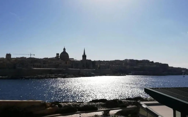 Sunny 2 bedroom, 2 bathrooms, seaside apt.
