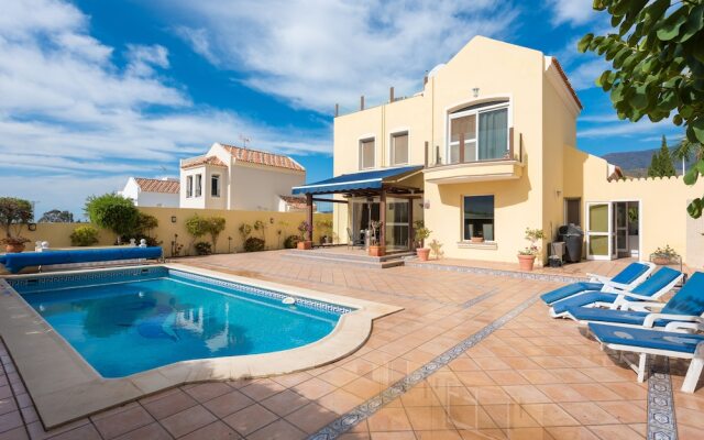 VILLA ALMENDRO! Bbq, HEATED Private Swimming Pool !