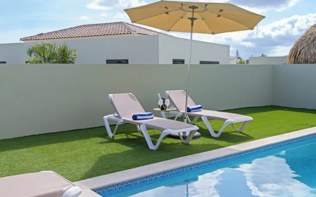 Villa pura vida with pool at mambo beach