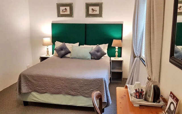Six Valk Avenue Guest House