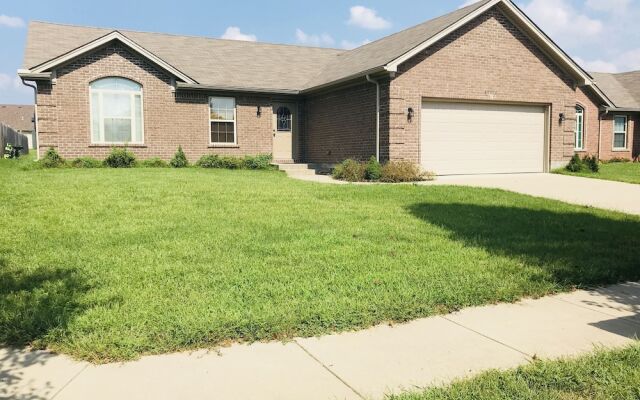 Spacious 3 BR Ranch House W Patio Yard in a Quiet Suburb