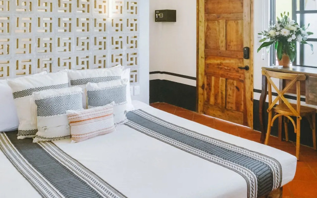 Hiphipstay - The Colonial