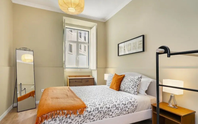 Urban Comfort: 1-Br Near Airport & Train Station