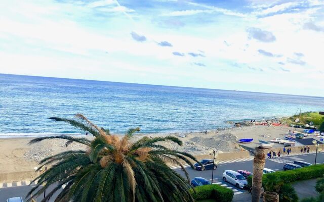 Leo Seaview Apartment