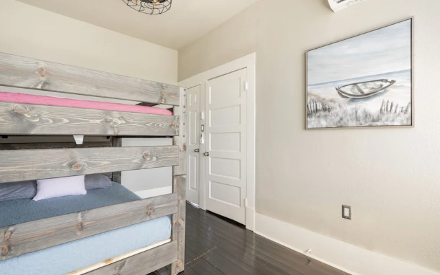 Midtown Penthouse Blocks to Beach