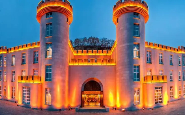 Dynasty Wunvshan Ice Chateau