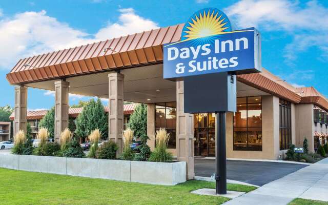 Days Inn & Suites by Wyndham Logan