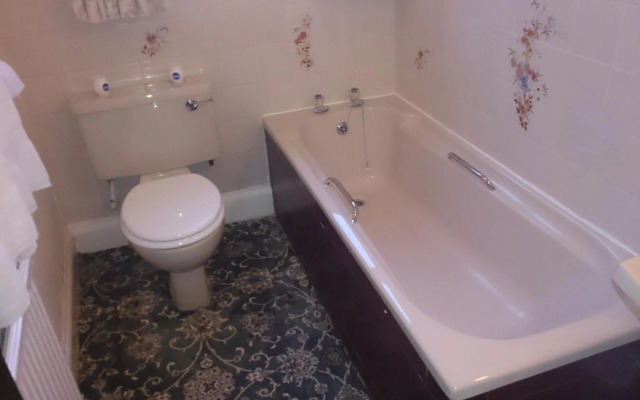 OYO Rose & Crown Hotel