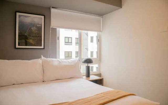 w Inviting 2BR w Balcony in Lively Miraflores