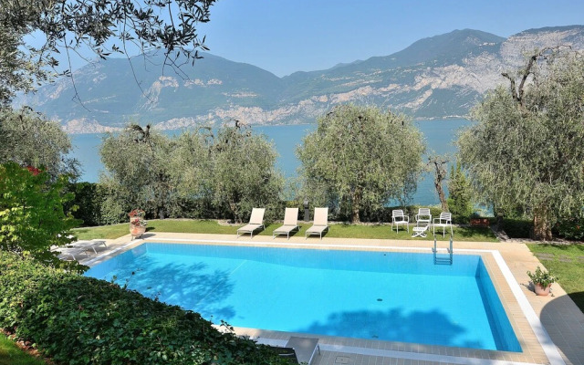 Villa Dismero With Pool