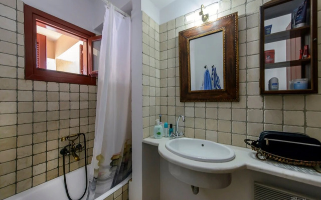 Waveside Sanctuary - Luxurious Seastone Villa