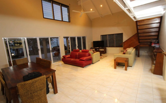 Vila Del Mare Beachfront Resort