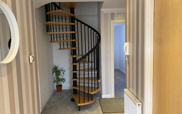 The Duplex Nairn- Spacious 3 Bedroom with sunny balcony